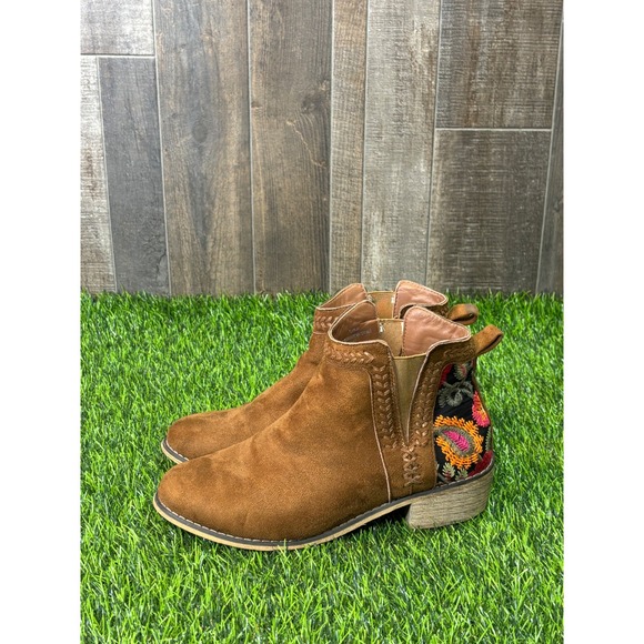 Tiara Los Angeles Womens Brown Faux Suede Embroidered Floral Ankle Boots - Picture 4 of 9